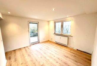 Wohnzimmer mit Terrassenaustritt