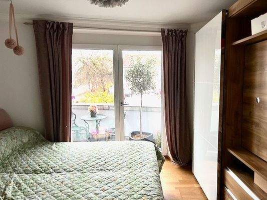 1 Schlafzimmer mit Balkon