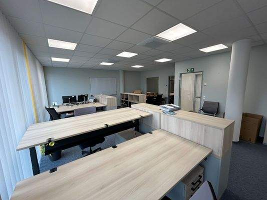 Modernes Büro mit Schreibtischen