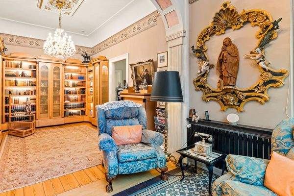 Gemütliche Bibliothek mit stilvollen Details und historischer Note