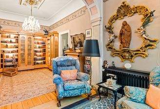 Gemütliche Bibliothek mit stilvollen Details und historischer Note