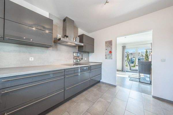 und hat einen praktischen Zugang zum Wohn-/ Essbereich