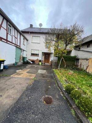 Hof, von der Straße her