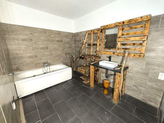 Badezimmer mit Badewanne und Dusche