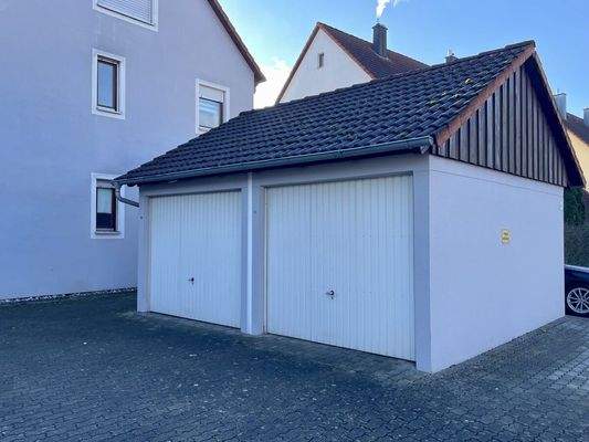 eine Garage inklusive