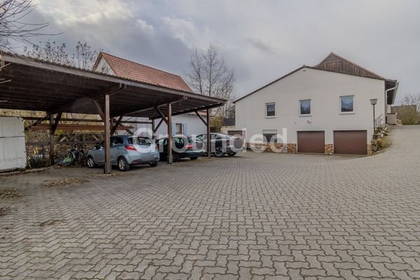 Hof mit Carport und Garagen