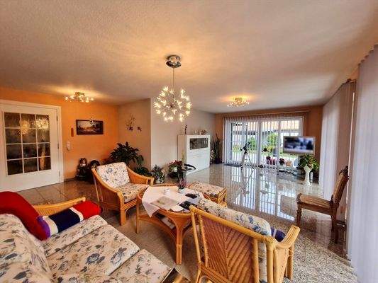 Lichtdurchflutetes Wohnzimmer im Anbau