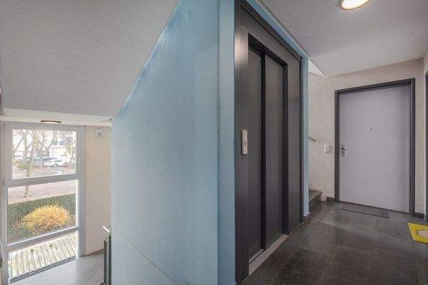 Treppenhaus mit Aufzug