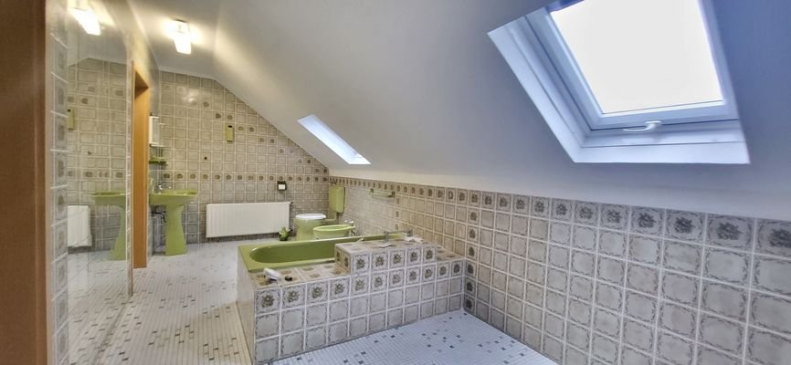 Großes Badezimmer im OG