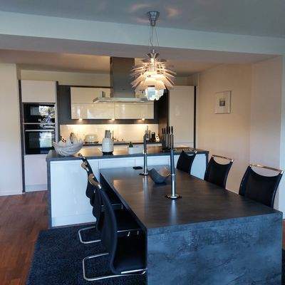 Einbauküche mit Essbereich 