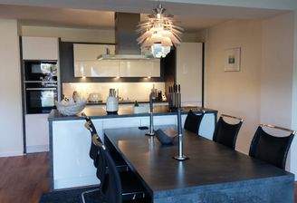 Einbauküche mit Essbereich 