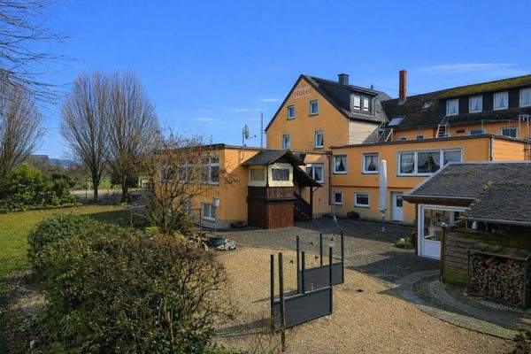 Biergarten und überdachter Terrassenbereich