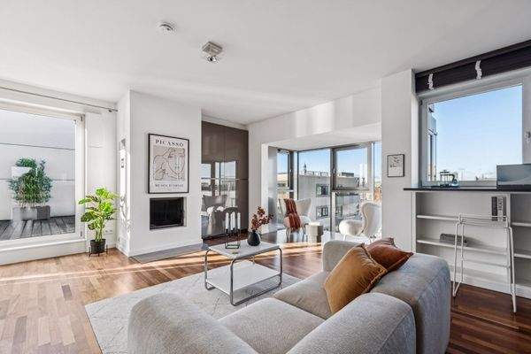 Offener Wohn- und Essbereich mit Kamin