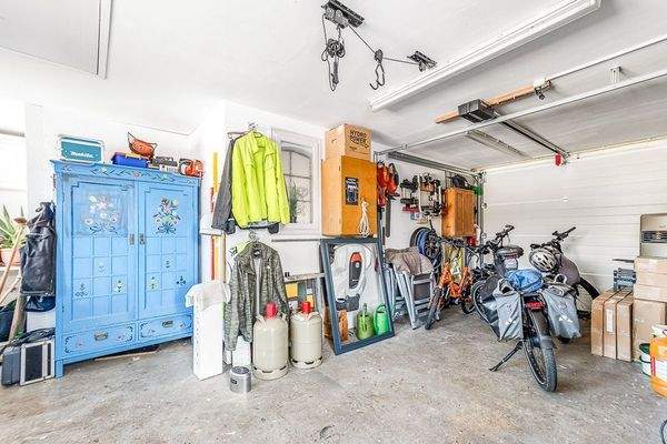 Garage mit elektrischem Tor