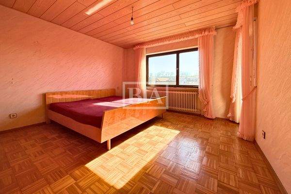 Schlafzimmer EG mit Balkon-Zugang
