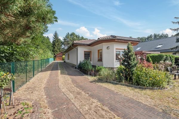 Zufahrt zum überdachten Carport