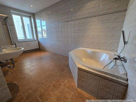 Bad mit Wanne und Dusche