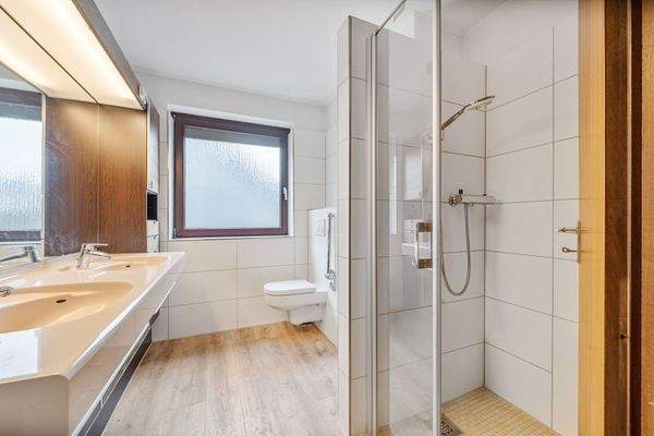 Modernisiertes Badezimmer im Obergeschoss