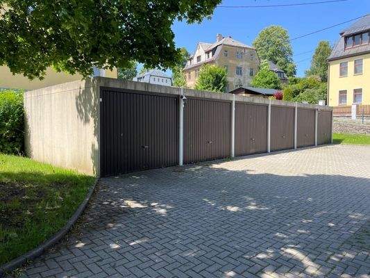 Garagen und Stellplätze im Hof