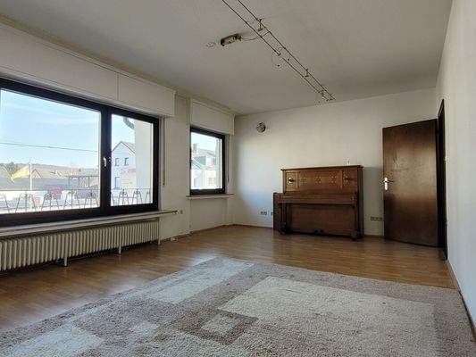 großzügiges Wohnzimmer vor Renovierung