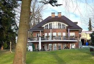 Blick auf das Mehrfamilienhaus