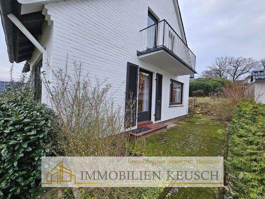 seitliche Terrasse am Wohnzimmer