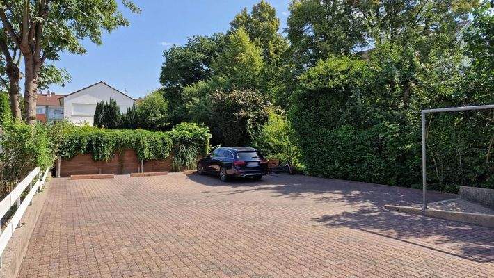 31.)  HOF  (mit Pkw-Stellplätzen).JPG