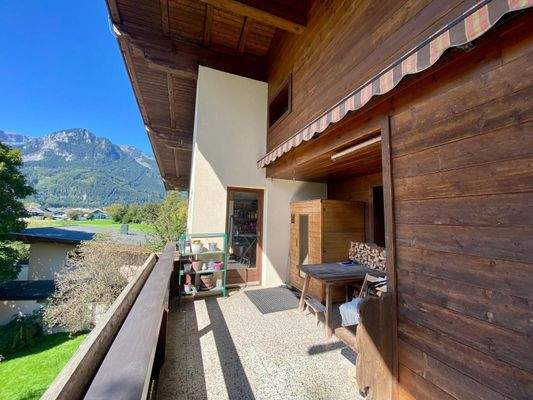 Großer Terrasenbalkon an der großen Wohnung