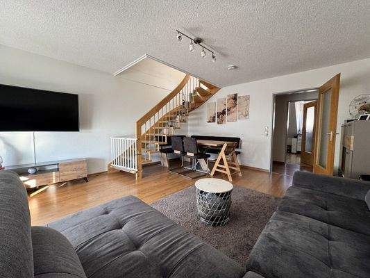 Essbereich im Wohnzimmer mit Aufgang in den ausgebauten Dachspitz