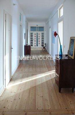 Wohnflur mit schicker Wohnungstür