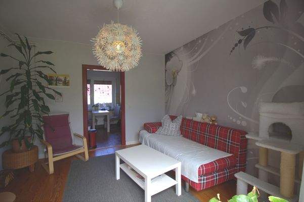 Wohnzimmer mit Blick in die Küche