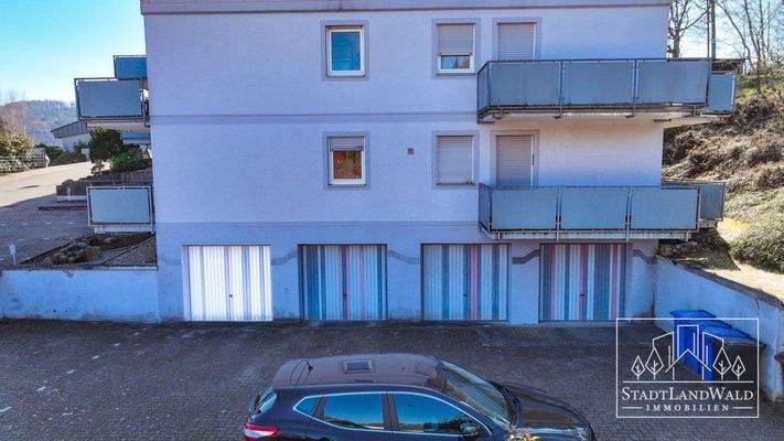 Garage (helles Garagentor links)