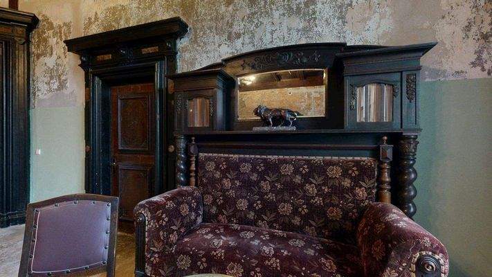 Renaissancetür mit Möbel.jpg