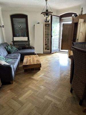 Großer Wohnraum mit Balkon im OG - mit wunderschönem Parkett