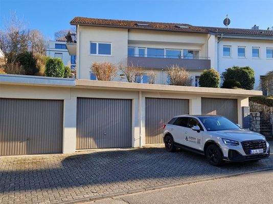 Hausansicht mit 3 Garagen