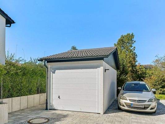 Garage und Stellplatz