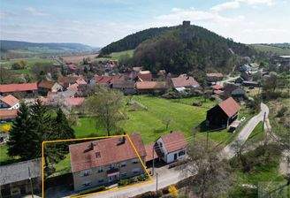 Blick auf das Grundstück und die Ehrenburg