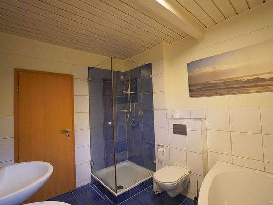 Mit Dusche und Eckwanne