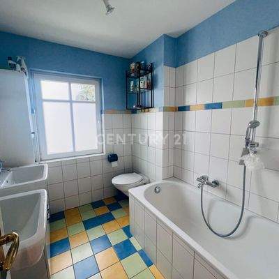 Bad mit Badewanne, Dusche und 2 Waschbecken