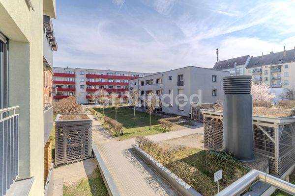 Blick vom Balkon auf die Wohnanlage