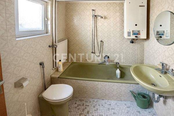 Tageslichtbad im EG mit Wanne – renovierungsbedürftig