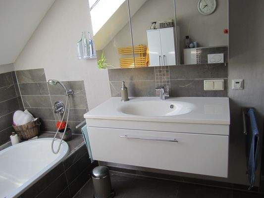 Tageslichtbad mit Wanne und Dusche