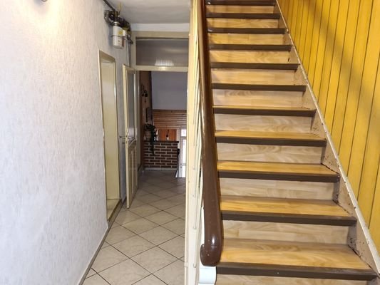 Flur und Teppenhaus im 2 Stock zum DG.jpg