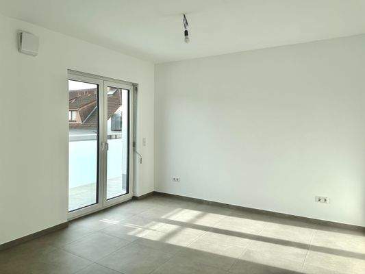 Wohnbereich mit Zugang zur Dachterrasse