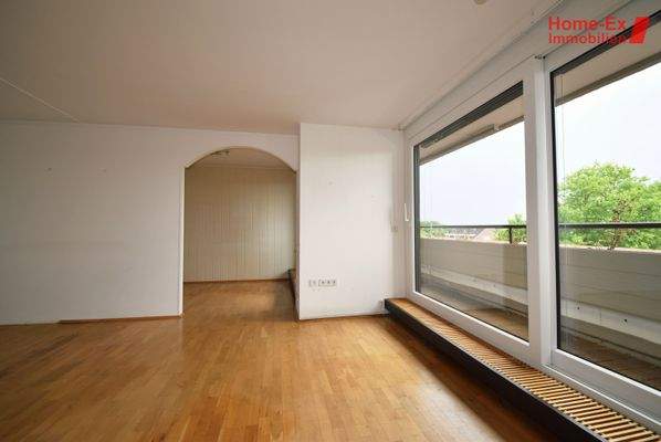 Das Wohnzimmer mit Blick in den Küchenbereich