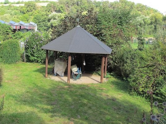 Ausschnitt Garten mit Pavillon