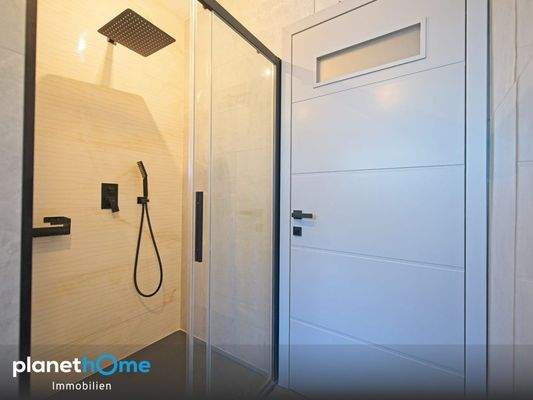 Badezimmer mit Dusche