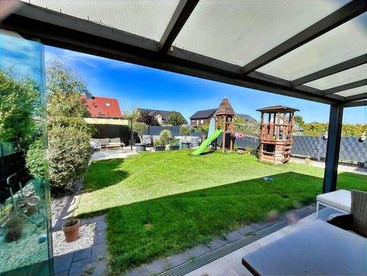Wintergarten mit Blick in den Garten