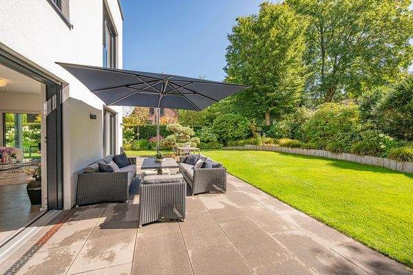 Sonnige Terrasse und Südgarten