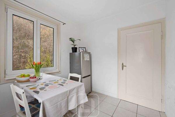 ...mit Sitzgelegenheit